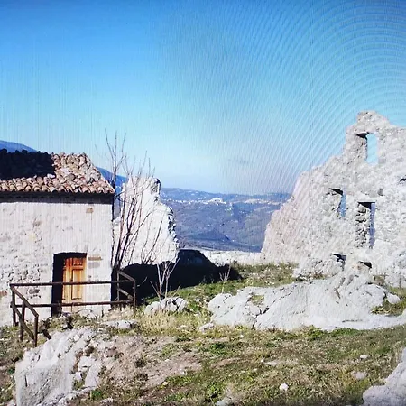 Una Casa Del Borgo Medievale A House In Medieval Village *